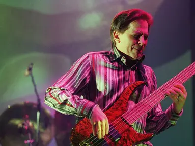 Mike Porcaro, pemain bas "Toto" band rock legendaris Amerika Serikat, meninggal dunia pada Minggu (15/3/2015) pagi waktu setempat. (AFP PHOTO PIERRE-FRANCK COLOMBIER)
