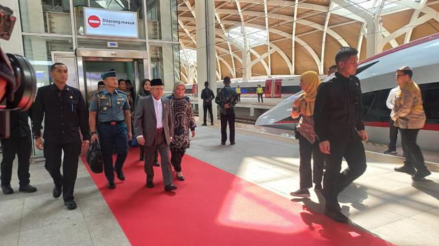 Wakil Presiden Ma'ruf Amin membagikan kesannya pertama kali menjajal naik Kereta Cepat Jakarta Bandung (KCJB) Whoosh.