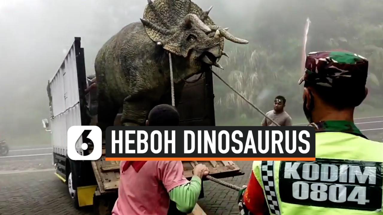 VIDEO: Heboh Penampakan Dinosaurus Diturunkan dari Truk di Magetan