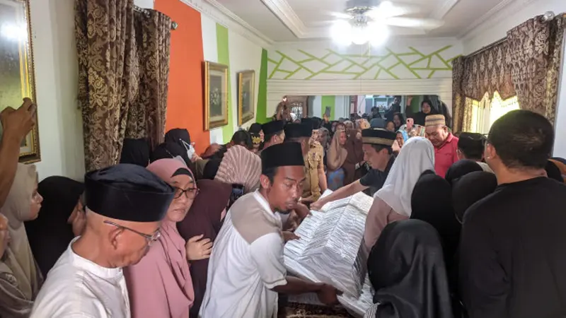 Peti jenazah alamrhum saat dibawa ke dalam rumah duka. Foto (Liputan6.com/Ardi Munthe)