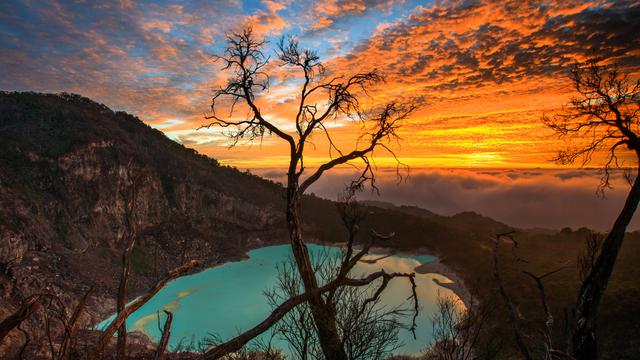 Pemandangan indah matahari terbit di kawah putih, Ciwidey Bandung