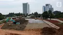 Sejumlah alat berat beroperasi di proyek Tol Serpong-Balaraja di kawasan BSD, Tangerang Selatan, Rabu (2/02/2022). Tol yang ditargetkan selesai pada 2024 diharapkan bisa meningkatkan konektivitas menuju Jakarta - Merak dan Lampung yang memiliki 8 Simpang Susun. (Liputan6.com/Fery Pradolo)