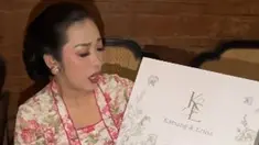 Soimah Pancawati menjadi salah satu artis tamu undangan yang hadir di pernikahan Kaesang Pangarep dan Erina Gudono. Seperti diketahui, acara pernikahan anak presiden ketujuh itu tidak menerima sumbangan dalam bentuk apapun. Pihak keluarga juga tidak menyediakan kotak sumbangan di acara resepsi pernikahan. (Liputan6.com/IG/@showimah)
