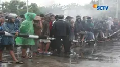 Warga desa di Sukoharjo, Jawa Tengah, rusak pos satpam PT Rayon Utama Makmur sebagai bentuk protes akibat limbah yang dihasilkan pabrik kapas sintetis tersebut.