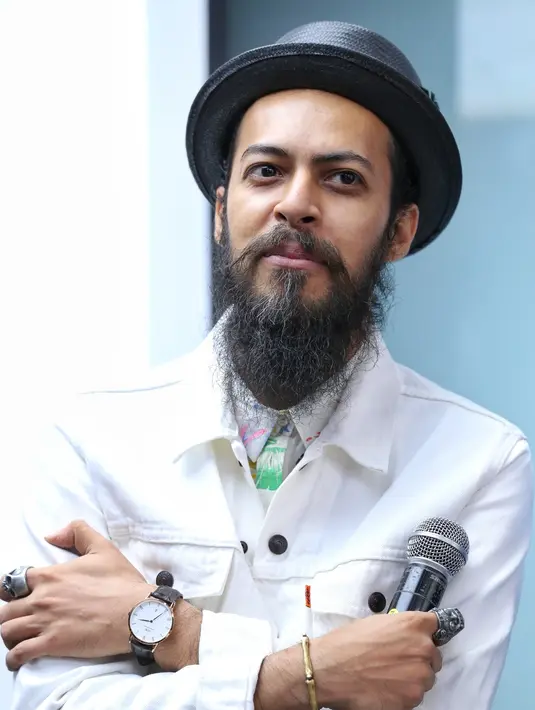 "Saya tidak stylish, tapi ekspresionis. Buat saya, memakai baju bukan karena gaya tapi ingin menyampaikan dari apa yang saya dengarkan,” ucap Alex Abbad di kawasan Pondok Indah, Jakarta Selatan, Selasa (14/3/2017). (Adrian Putra/Bintang.com)