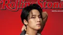 Mingyu melakukan pemotretan bersama photografet Maciej Kucia. Tampak ada beberapa look pakaian yang ia kenakan dari brand Calvin Klein. [@rollingstonejapan/@calvinklein]