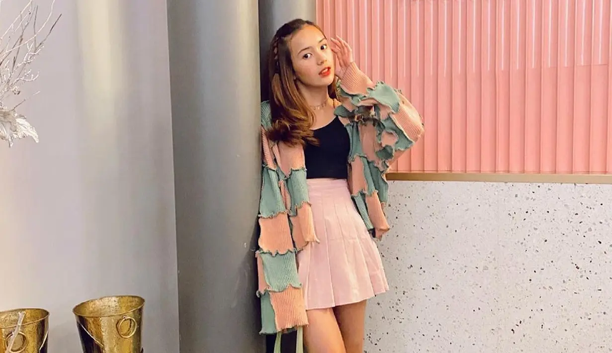 Penampilan Beby Tsabina dengan busana berwarna pastel ini tak lepas dari perhatian netizen. Dirinya bahkan terlihat fresh dengan makeup sederhana. (Liputan6.com/IG/bebytsabina)