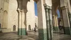 Turis berjalan di dalam masjid Hassan II, salah satu yang terbesar di Afrika, di Casablanca, Maroko (7/2/2020). Masjid ini mulai dibangun tahun 1980, didesain oleh arsitek berkebangsaan Prancis Michel Pinseau dan dibangun oleh Bouygues. (AP Photo/Mosaab Elshamy)