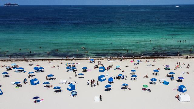 Pantai Miami Kembali Ramai Pengunjung