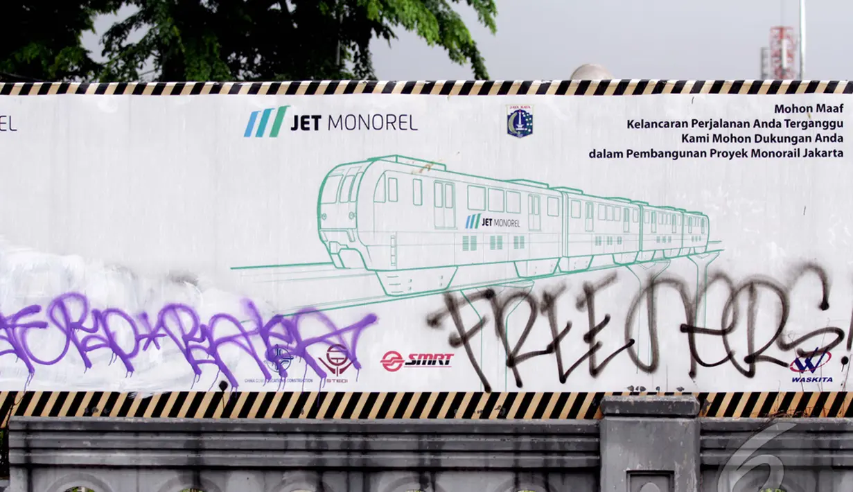 Kendaraan melintas di depan banner proyek Monorel di kawasan Kuningan, Jakarta, Selasa (13/1/2015). (Liputan6.com/Faizal Fanani)