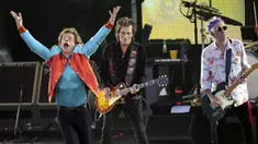 Mick Jagger (kiri), Ronnie Wood (tengah), dan Keith Richards (kanan), dari band The Rolling Stones tampil di atas panggung saat konser Sixty di Berlin, Jerman, 3 Agustus 2022. Ini adalah konser terakhir The Rolling Stones dalam tur Eropa. (AP Photo/Michael Sohn)