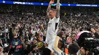 Toni Kroos merayakan sukses Real Madrid juara Liga Champions 2023/2024 hari Minggu dini hari WIB. (Glyn KIRK / AFP)