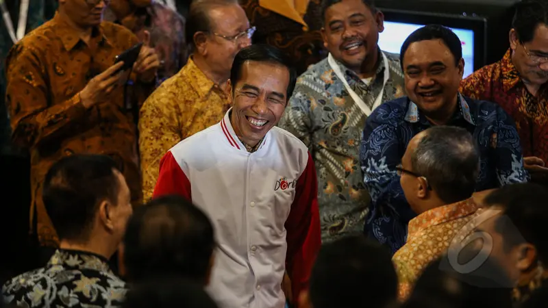 Jokowi Dapat Jaket Khusus Dari Wartawan