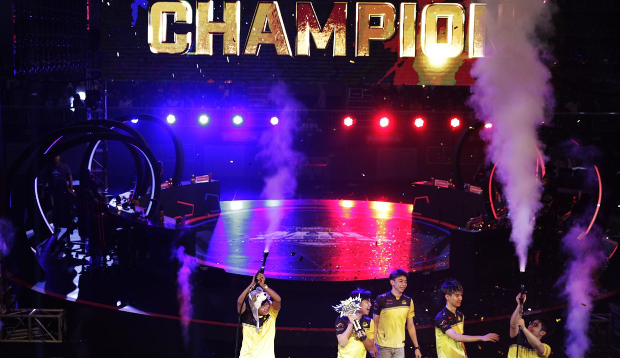 Tim e-Sports, Onic, menjadi juara pada Turnamen Mobile Legends: Bang Bang Profesional League (MPL) Indonesia Season 3 di Britama Arena, Jakarta, Jumat (3/5). Onic menang 3-0 atas Louvre. (Bola.com/Vitalis Yogi Trisna)