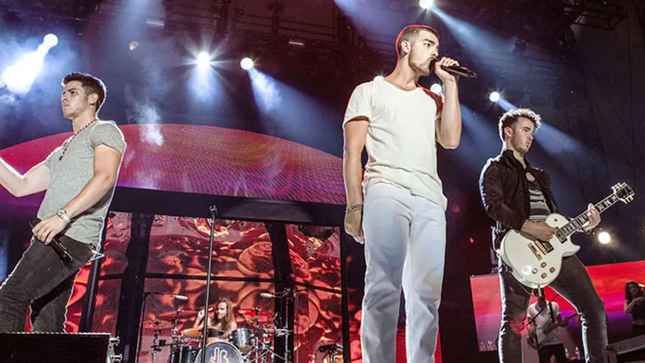 jonas-brother-band-131010b.jpg