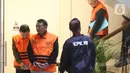 Selain menangkap para tersangka, tim KPK juga menyita uang tunai senilai Rp 850 juta dalam sebuah tas atau ransel serta barang elektronik. Tampak dalam foto, Ketua Pengadilan Negeri Depok, I Wayan Eka Mariarta (kedua kiri) bersama Wakil Ketua Pengadilan Negeri Depok, Bambang Setyawan, saat dibawa menuju mobil tahanan di Gedung Merah Putih Komisi Pemberantasan Korupsi (KPK), Jakarta, Sabtu (7/2/2026). (Liputan6.com/Helmi Fithriansyah)