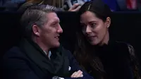 Pesepak bola asal Jerman, Bastian Schweinsteiger (kiri) dan istrinya, Ana Ivanovic. (AFP/Glyn Kirk)