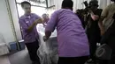 Petugas memasukkan peti jenazah Rodrigo Gularte ke dalam ruang Rumah Duka RS Carolus, Jakarta, Rabu, (29/4/2015). Jenazah tiba sekitar pukul 12.50 WIB. (Liputan6.com/Helmi Afandi)