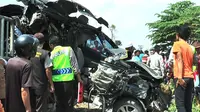 Mobil Toyota Avanza hancur setelah terseret sejauh 25 meter usai tertabrak KA Kaligung di Kendal, Jawa Tengah. (Liputan6.com/Felek Wahyu)