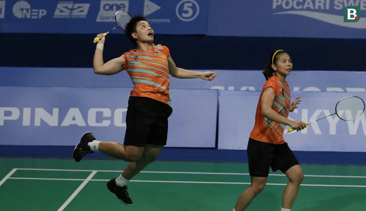 Ganda Indonesia, Greysia Polii / Apriyani Rahayu, beraksi saat melawan ganda Thailand, Chayanit Chaladchalam / Phataimas Muenwong pada final SEA Games 2019 di Muntinlupa Sports Complex, Manila, Senin (9/12). Pasangan Indonesia menang 21-3 dan 21-8. (Bola.com/M Iqbal Ichsan)