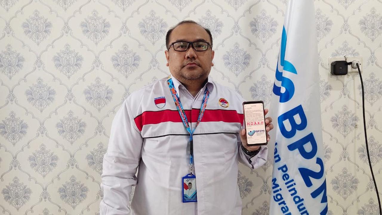 Kepala BP2MI Banyuwangi Muhammad Iqbal  tunjukan akun Facebook palsu yang mencatun nama BP2MI Banyuwangi. (Hermawan/Liputan6.com).