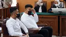 Terdakwa kasus penganiayaan David Ozora, Mario Dandy (kiri) dan Shane Lukas (kanan) menjalani sidang tuntutan di Pengadilan Negeri Jakarta Selatan, Jakarta, Kamis (10/8/2023). Sidang pembacaan tuntutan oleh Jaksa Penuntut Umum (JPU) ditunda hingga 15 Agustus 2023 lantaran jaksa masih membutuhkan waktu untuk menyempurnakan tuntutan. (Liputan6.com/Herman Zakharia)