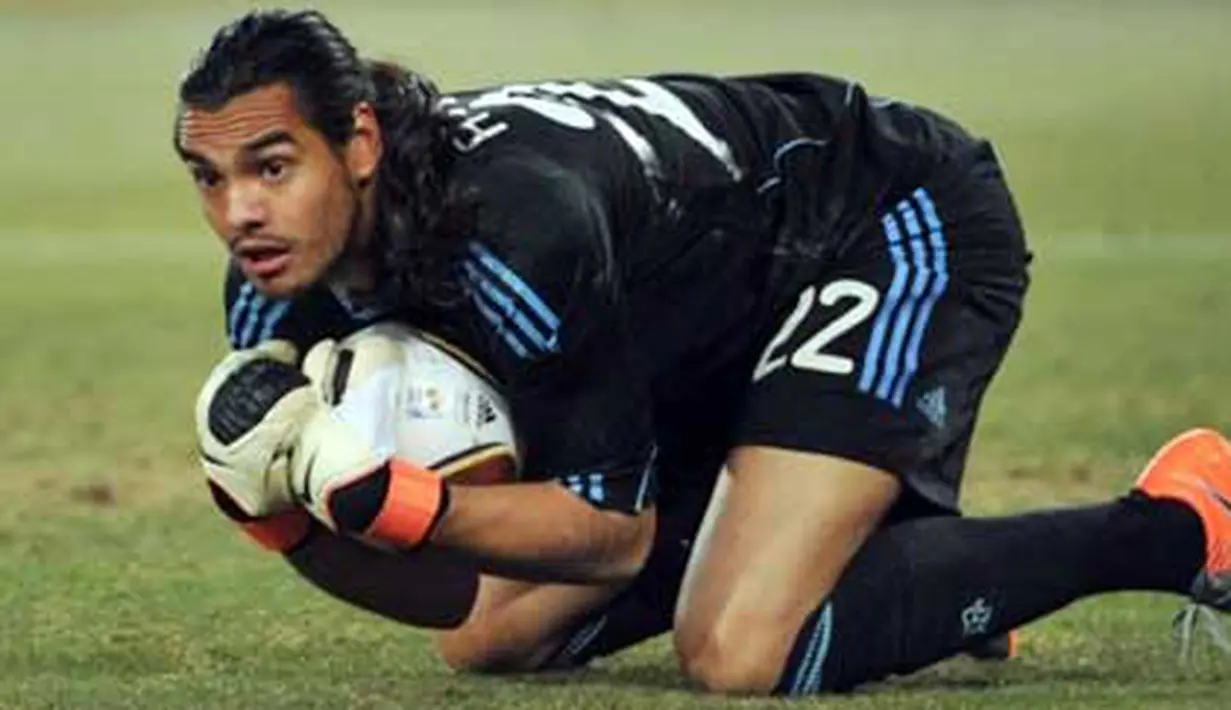 Gaya kiper Argentina Sergio Romero di laga 16 besar PD 2010 melawan Meksiko yang berlangsung di Soccer City Stadium, 27 Juni 2010. Argentina unggul 3-1. AFP PHOTO / ROBERTO SCHMIDT 