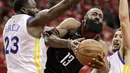 Aksi pemain Rockets, James Harden (tengah) melewati adangan pemain Warriors pada gim kelima final NBA basketball Wilayah Barat di Toyota Center, Houston, (24/5/2018). Houston menang 98-94. (AP/David J. Phillip)