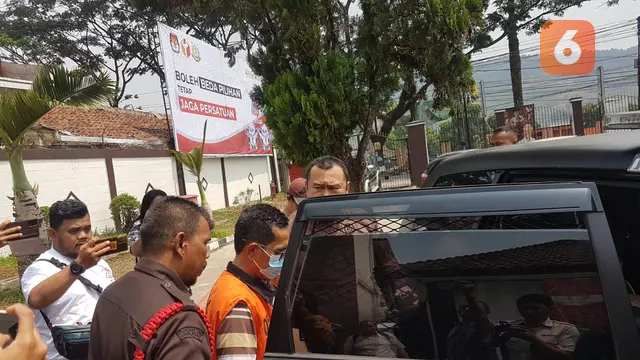 Oknum Kepala Sekolah SMP di Kabandungan Kabupaten Sukabumi, saat digiring petugas Kejaksaan Negeri Kabupaten Sukabumi menuju Lapas Warungkiara Kabupaten Sukabumi, (Lioutan6.com/Fira Syahrin)