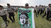 Pendukung Persebaya Surabaya (Bonek) membawa spanduk saat melakukan aksi di Stadion Tugu, Koja, Jakarta Utara, Selasa (2/8). Bonek meminta kepada federasi sepakbola Indonesia itu untuk mengembalikan hak-hak Persebaya.(Liputan6.com/Yoppy Renato)