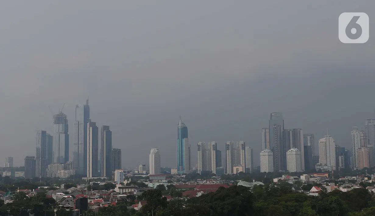 Suasana gedung bertingkat di kawasan Jakarta, Jumat (17/6/2022). Jakarta meneruskan posisinya di jajaran atas kota berkualitas udara buruk di dunia hari ini, Jumat 17 Juni 2022, setelah kemarin mencatat hal serupa. (Liputan6.com/Angga Yuniar)
