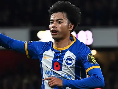 Jika ada pertanyaan siapa pemain Asia paling cemerlang sinarnya di kompetisi Eropa saat ini? Tak diragukan lagi, jawabnya adalah Kaoru Mitoma, pemain asal Jepang yang tampil impresif bersama Brighton and Hove Albion di Liga Inggris musim 2022/2023. Seperti apa sih sosoknya? Yuk kita kenalan lebih dekat dengan pemain berusia 25 tahun yang kini masuk radar pembelian MU musim depan. (AFP/Glyn Kirk)