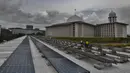 Petugas memeriksa panel surya 150 Mpw yang mampu mensuplai 20 persen total kebutuhan operasional listrik masjid di Masjid Istiqlal, Jakarta, Senin (17/02/2025). (merdeka.com/Arie Basuki)