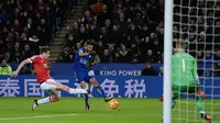 Gelandang Leicester, Riyad Mahrez, melakukan tendangan ke arah gawang MU pada laga Liga Premier Inggris di Stadion King Power, Inggris, Sabtu (28/11/2015). (AFP Photo/Oli Scarff)