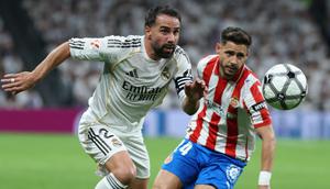 Bek Real Madrid, Dani Carvajal (kiri), berebut bola dengan bek Girona, Alexandre Moreno, dalam pertandingan La Liga Spanyol di Santiago Bernabeu stadium, 10 April 2026. (Thomas COEX / AFP)