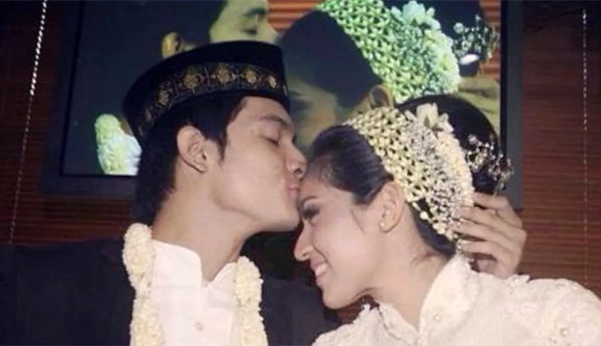 Dhini Aminarti dan Dimas Seto pertama kali ketemu tahun 1999. Sejak pertemuan itu, tidak ada yang istimewa bagi keduanya. Keduanya juga tidak inten ketemu sesudahnya. (dok. Pribadi)