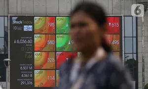 Pengendara mobil dan sepeda motor melintas dekat layar pergerakan Indeks Harga Saham Gabungan (IHSG) di Jakarta, Kamis (10/10/2019). Sebanyak 205 saham melemah sehingga mendorong IHSG ke zona merah. (Liputan6.com/Angga Yuniar)