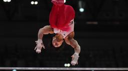 Kejuaraan Dunia Senam Artistik ke-53 seolah menjadi ajang unjuk kebolehan para pesenam terbaik dunia. Tampak dalam foto, Shinnosuke Oka dari Jepang berkompetisi di palang horizontal selama Kejuaraan Dunia Senam Artistik ke-53 di Jakarta, Minggu 19 Oktober 2025. (AP Photo/Dita Alangkara)