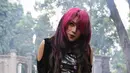 <p>Dara The Virgin berpose usai melakukan proses pembuatan video klip di Museum Taman Prasasti, Jakarta, Sabtu (23/1/2016). Nuansa gothic begitu kental di video klip 'Bungkam' ini. (Liputan6.com/Herman Zakharia)</p>