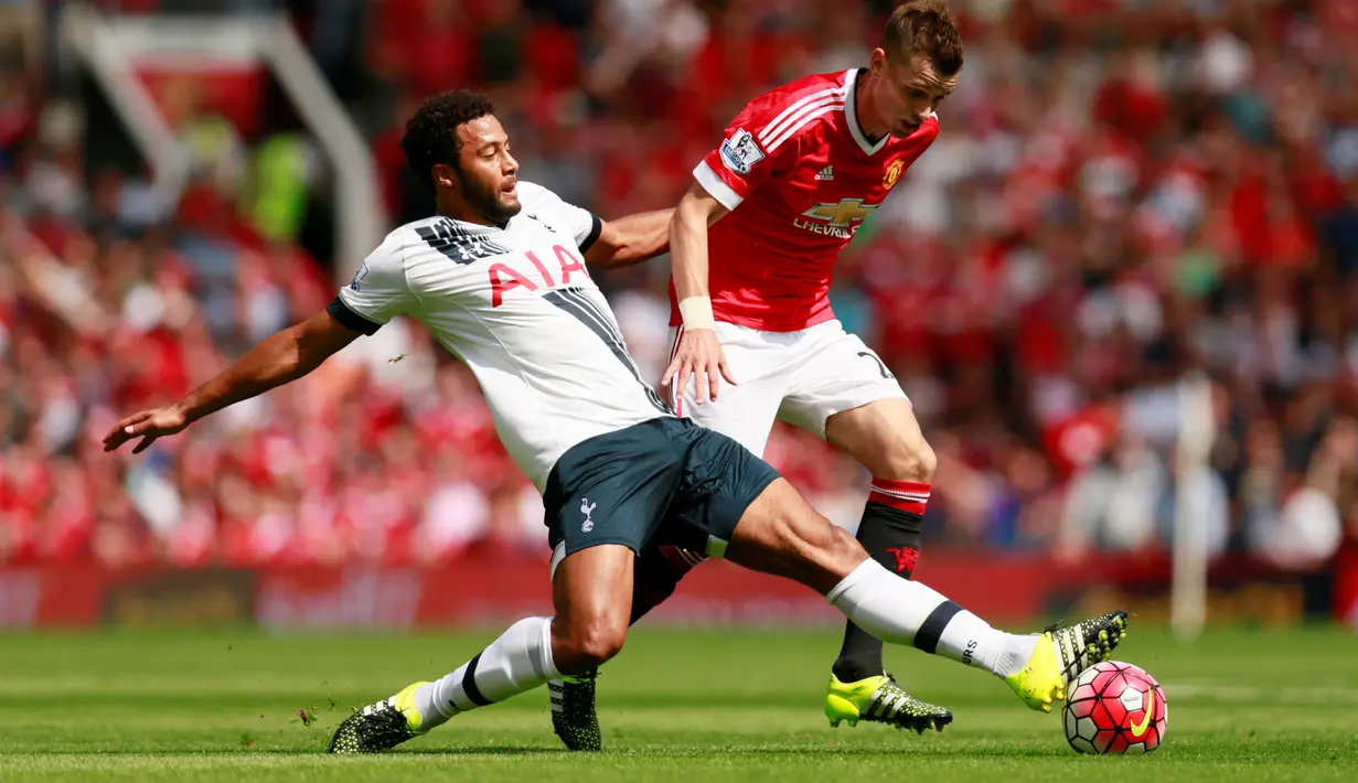 Pemain Tottenham, Mousa Dembele, berebut bola dengan pemain MU, Morgan Schneiderlin, dalam pertandingan di Stadion Old Trafford, Inggris. Sabtu (8/8/205). (Action Images via Reuters/Jason Cairnduff)