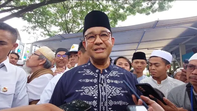 Capres nomor urut 1 Anies Baswedan berbincang dengan wartawan usai Salat Jumat di Masjid Agung Bintaro Jaya, Tangerang Selatan, Banten, Jumat (8/3/2024). (Liputan6.com/Winda Nelfira)