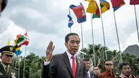 Presiden Joko Widodo memberikan keterangan pers sebelum bertolak ke Kuala Lumpur, Malaysia di Bandara Halim Perdana Kusuma, Jakarta, Minggu (26/4/2015). Kunjungan tersebut dalam rangka menghadiri KTT ASEAN ke-26. (Liputan6.com/Faizal Fanani)