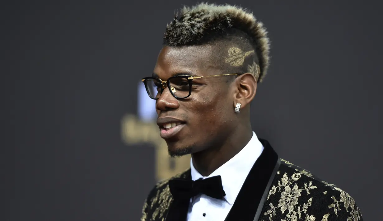 Gaya rambut “Dabbing Emoji” ala Paul Pogba saat menghadiri 2015 FIFA Ballon d'Or award ceremony di Kongresshaus, Zurich, (11/1/2016). (AFP/ Michael Buholzer)
