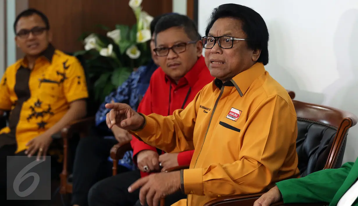 Ketua Umum DPP Hanura Oesman Sapta Odang (kanan) memberikan keterangan pers usai menggelar pertemuan konsolidasi dengan partai-partai pendukung pasangan Ahok-Djarot di Jakarta, Selasa (7/3). (Liputan6.com/Johan Tallo)