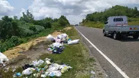 Mulai dari sampah plastik, kertas hingga barang-barang rongsokan menghiasi sepanjang jalan lingkar Gorontalo (Arfandi Ibrahim/Liputan6.com)