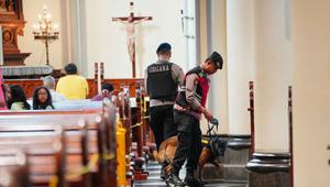Sebagai informasi, Gereja Katedral Jakarta akan menggelar Misa malam Natal pada Rabu (24/12/2025) pukul 17.00 WIB dan 20.00 WIB. Sementara Misa Hari Raya Natal terbagi ke dalam tiga sesi pada Kamis 25 Desember 2025 mendatang. Tampak dalam foto, personel dari unit K9 kepolisian Indonesia menggeledah deretan kursi di dalam gereja selama operasi pengamanan menjelang perayaan Natal di Katedral Bunda Maria Diangkat ke Surga atau Gereja Katedral Jakarta, Selasa 23 Desember 2025. (AP Photo/Tatan Syuflana)