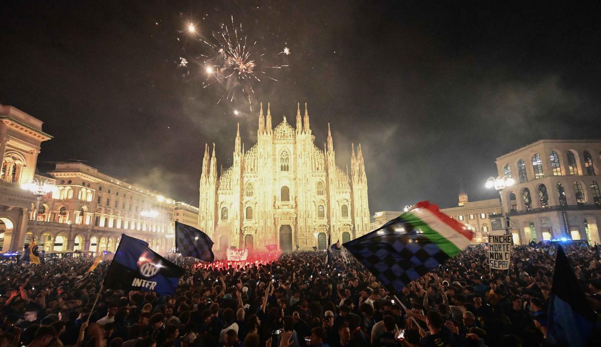 Raihan Scudetto ke-21 Inter Milan langsung disambut gegap gempita ribuan Interisti yang berkumpul di Piazza Duomo, Milan. Tampak dalam foto, para pendukung Inter Milan merayakan gelar juara Serie A musim 2025/2026 atau scudetto ke-21 di Piazza Duomo, Milan, Italia, Minggu (3/4/2026) malam waktu setempat atau Senin (4/5/2026) dini hari WIB. (PIERO CRUCIATTI/AFP)