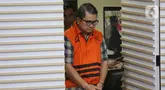 Mantan Direktur Utama PT Perusahaan Gas Negara (PGN) periode 2008–2017, Hendi Prio Santoso sesaat sebelum mengikuti rilis penetapan tersangka sekaligus penahanannya di gedung Merah Putih Komisi Pemberantasan Korupsi (KPK), Jakarta, Rabu (1/10/2025). (Liputan6.com/Helmi Fithriansyah)