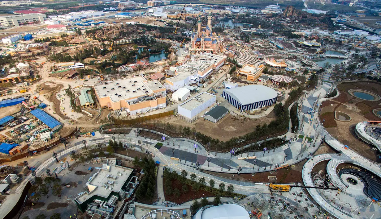 Gambar yang diambil pada 27 Maret 2016 menunjukkan pandangan udara Shanghai Disney Resort dan taman hiburan di Pudong, Shanghai (28/3). Disneyland buatan Cina ini akan dibuka pada 16 Juni mendatang. (AFP/STR/Cina OUT)