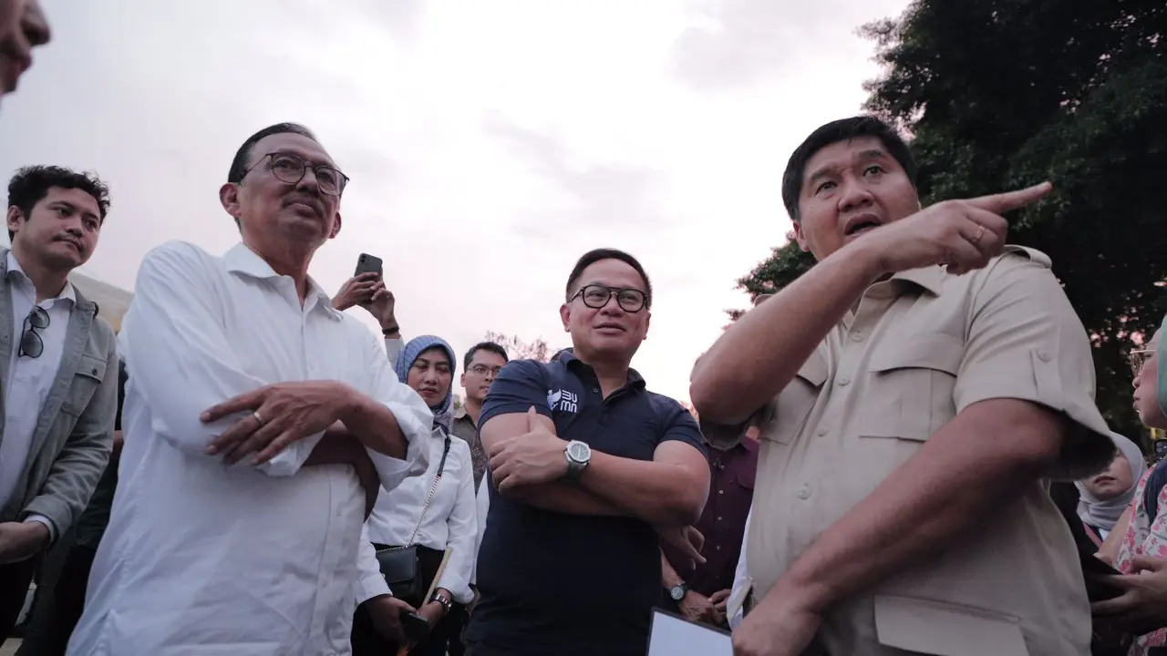 Menteri Perumahan dan Kawasan Permukiman (PKP) Maruarar Sirait meninjau lokasi lahan kosong milik Perumnas di Pulogebang, Jaktim. (Foto: Perumnas)